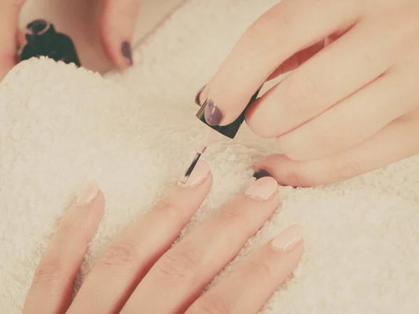 Donna in salone di bellezza ottenere manicure fatto. — Foto Stock