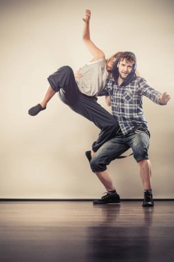 birkaç genç adam ve hip-hop dans kadın