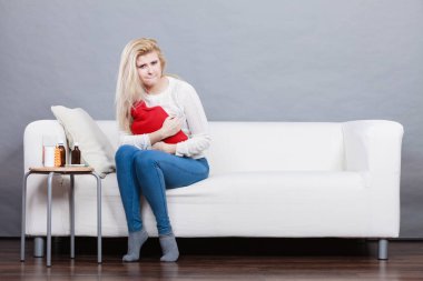 Cofa üzerinde oturan kadın duygu mide krampları