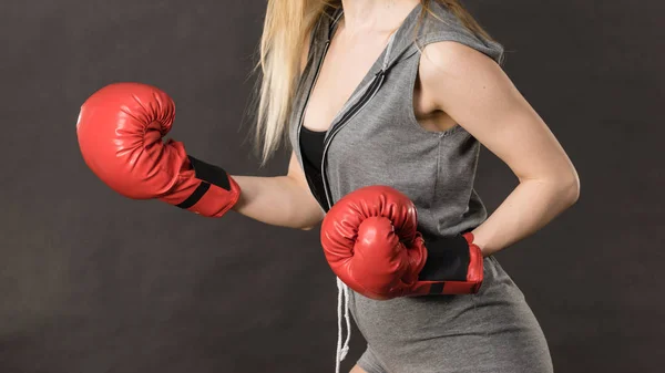 Belle femme avec des gants de boxe rouges — Photo