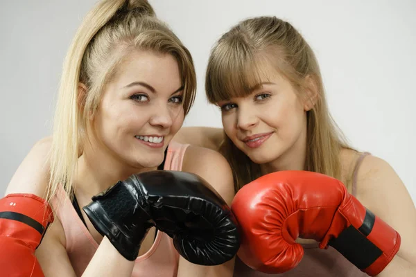 Two women friends wearing boxing gloves — Stock Photo, Image