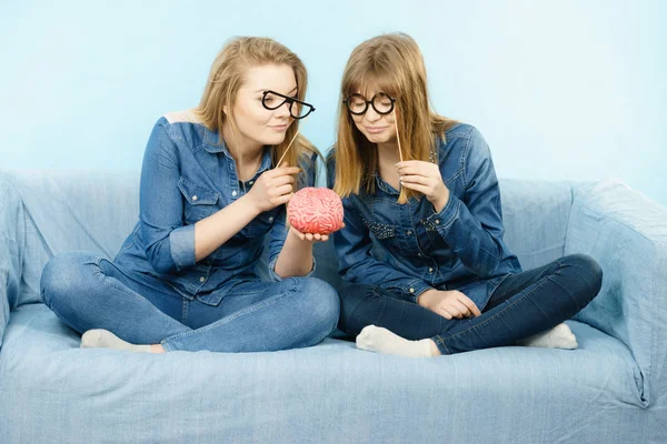 Två allvarliga kvinnor vänner tänker — Stockfoto
