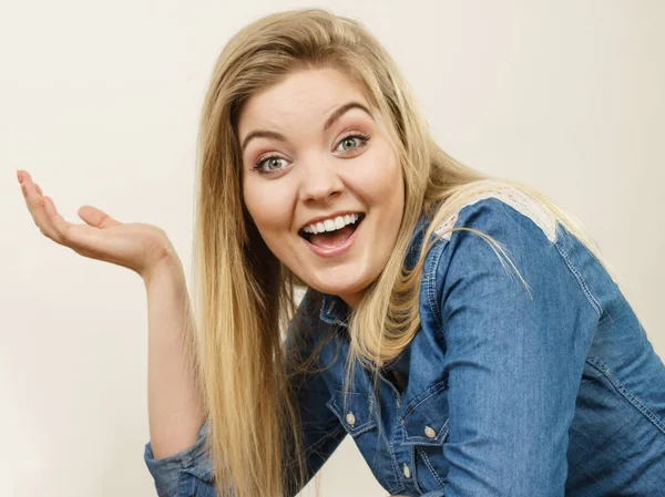 Vrouw met grappige dom expressie — Stockfoto