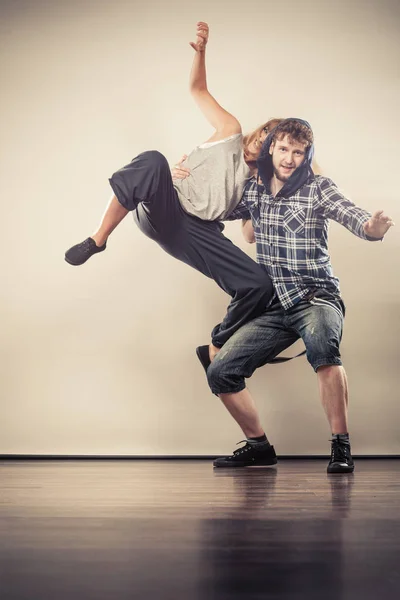 Paar junger Männer und Frauen tanzen Hip-Hop — Stockfoto