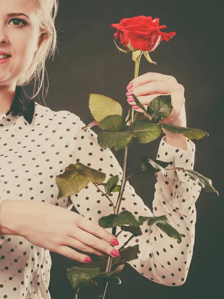 Frau mit Rosenblüte auf Schwarz — Stockfoto