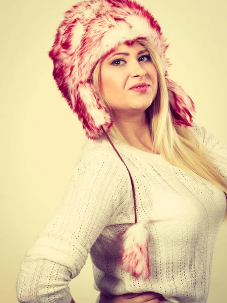 Mujer rubia en invierno sombrero peludo —  Fotos de Stock