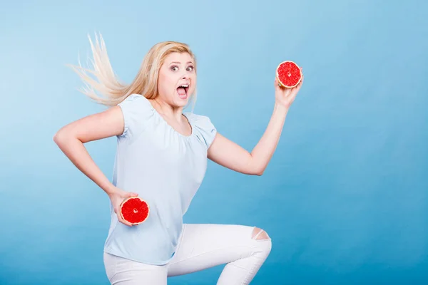 Mujer sosteniendo pomelo rojo —  Fotos de Stock