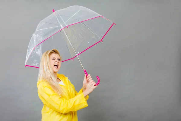 Mujer feliz vistiendo impermeable con paraguas transparente — Foto de Stock