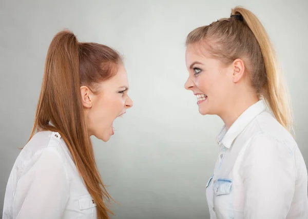 Arrabbiato furia ragazze urlando a vicenda — Foto Stock