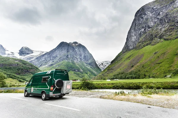 Camper coche en noruego montañas —  Fotos de Stock