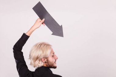 kara ok sağ işaret tutan adam