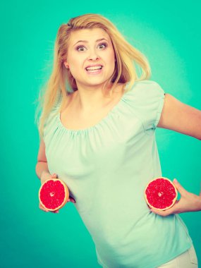 Kadın greyfurt narenciye meyve elinde tutan