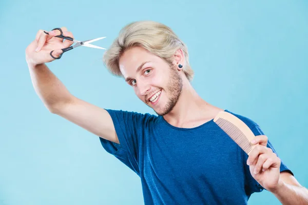 Homem com tesoura e pente criando novo coiffure — Fotografia de Stock