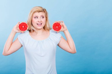 Kadın greyfurt narenciye meyve elinde tutan