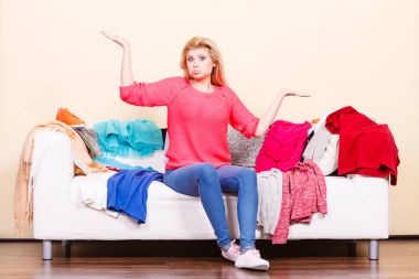 Kadınlar koltukta otururken ne giyeceğini bilemez.