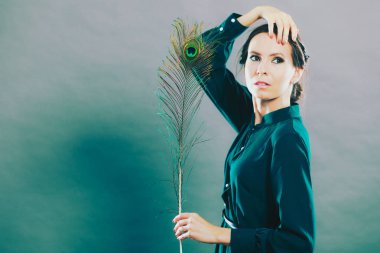 Tavus kuşu tüyü ile kız