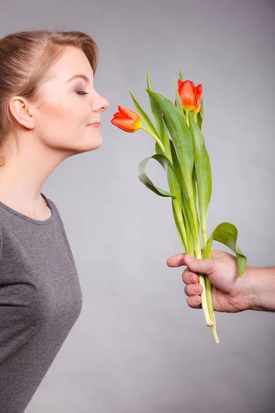 Mulher encantadora cheirando flor sentir paz . — Fotografia de Stock