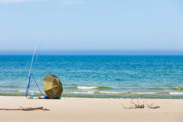 Fiskespö och tält vid havets strand — Stockfoto