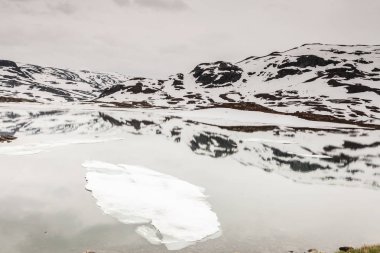 Donmuş göl ile Norveç doğal Dağları.