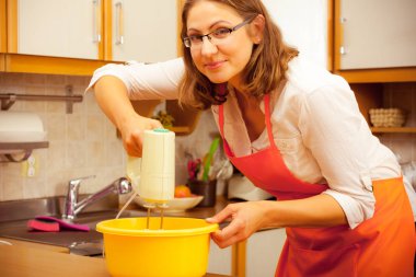 Mutfak Mikser kullanan kadın