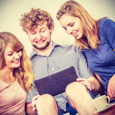 Arkadaşlar internet tablet üzerinde tarama rahatlatıcı.