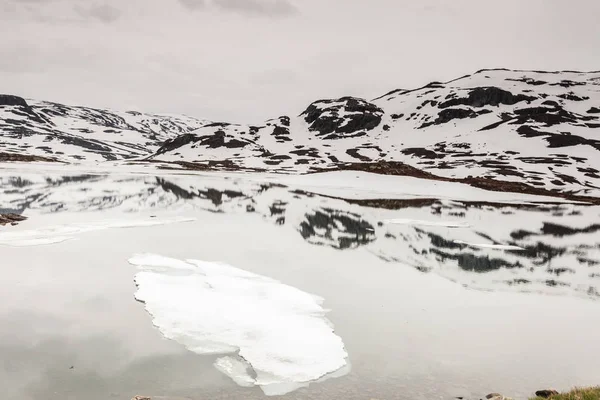Norge natursköna berg med frusen sjö. — Stockfoto