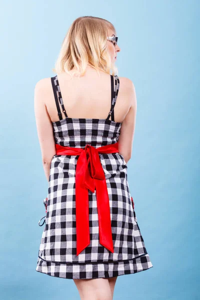 Retro gecontroleerd jurk met rode strik — Stockfoto