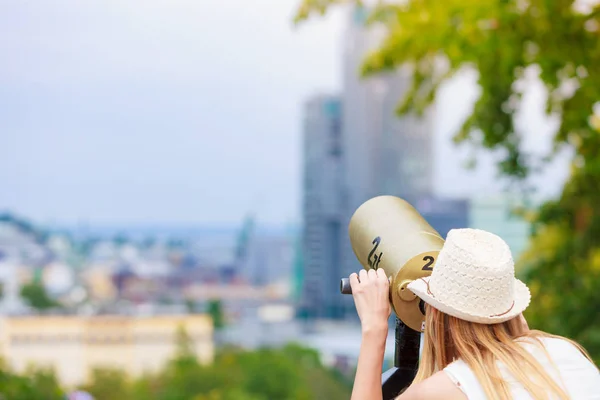 Touriste femme avec chapeau de soleil regardant à travers le télescope — Photo