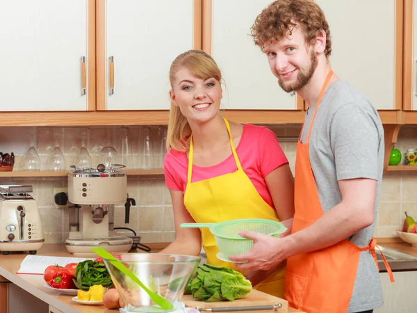 Pareja preparando verduras frescas ensalada de alimentos — Foto de Stock