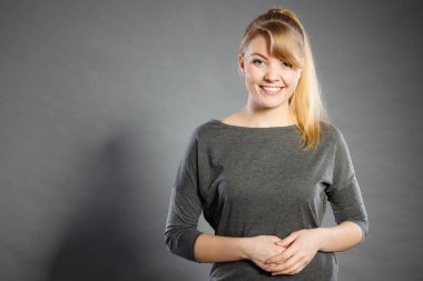 Gri renkli mutlu güzel kız.