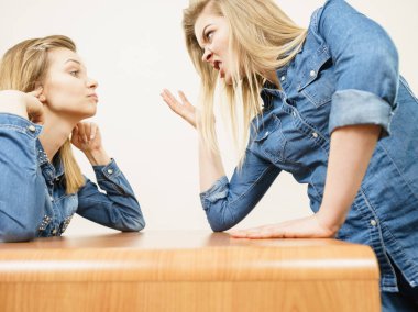 İki kadın sahip iddia kavga