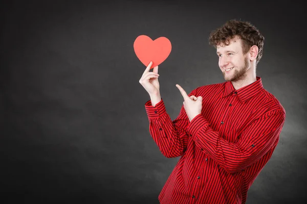 Kırmızı kalp aşık çocuk.