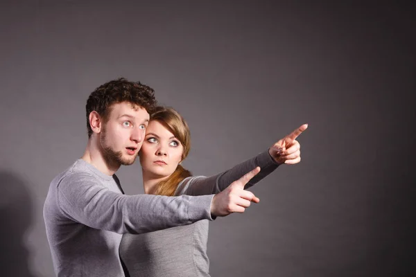 Asustada joven pareja mostrando espacio de copia . — Foto de Stock