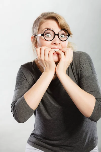 Menina nervosa mordendo unhas . — Fotografia de Stock