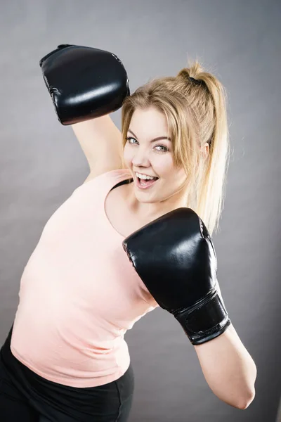 Feliz sorrindo mulher vestindo luvas de boxe — Fotografia de Stock