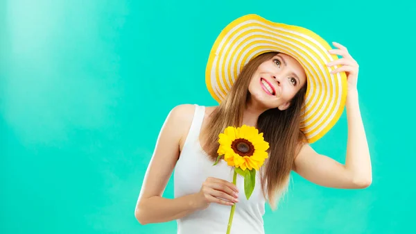 Retrato mujer atractiva con girasol — Foto de Stock