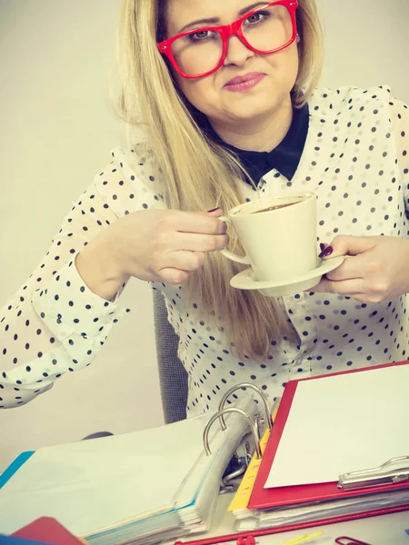 कार्यालय में गर्म कॉफी पीने वाली खुश महिला — स्टॉक फ़ोटो, इमेज