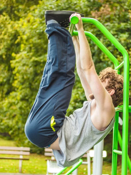 Aktiver Mann übt auf Leiter im Freien. — Stockfoto