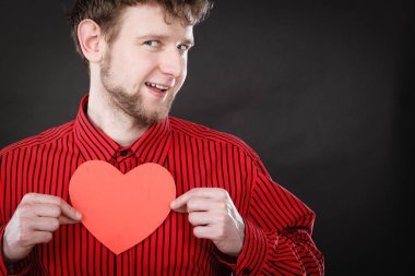 Neşeli adam holding kalp.