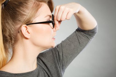 Kız burnunu pis koku koku nedeniyle pinches..