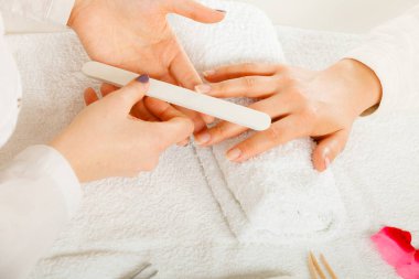 Manikür yaptıran kadın dosya çivileri.