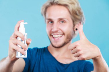 Adam onun saç spreyi kozmetik uygulama