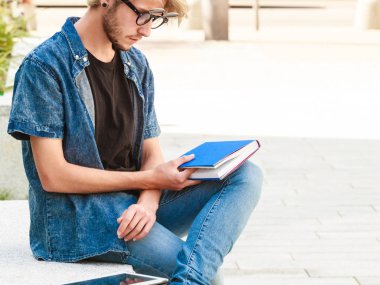 Hipster adam kenarında oturan defter