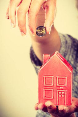 Adam evi servet para koyarak