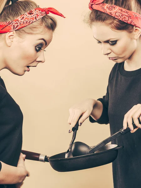 Retro flickor matlagning och stekning på pan. — Stockfoto
