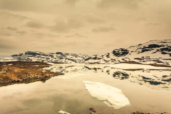 Norwegen malerische Berge mit zugefrorenem See. — Stockfoto