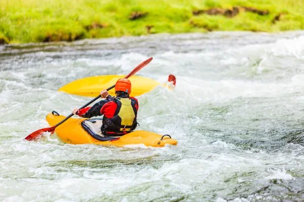 Canoagem de montanha de água branca extrema — Fotografia de Stock