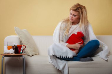 Kadının koltukta yalan grip olan hasta