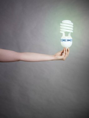 Eko modern ampul tutan kadın