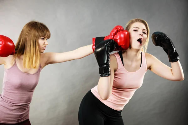 Agressivas mulheres lutando boxe com feminino — Fotografia de Stock